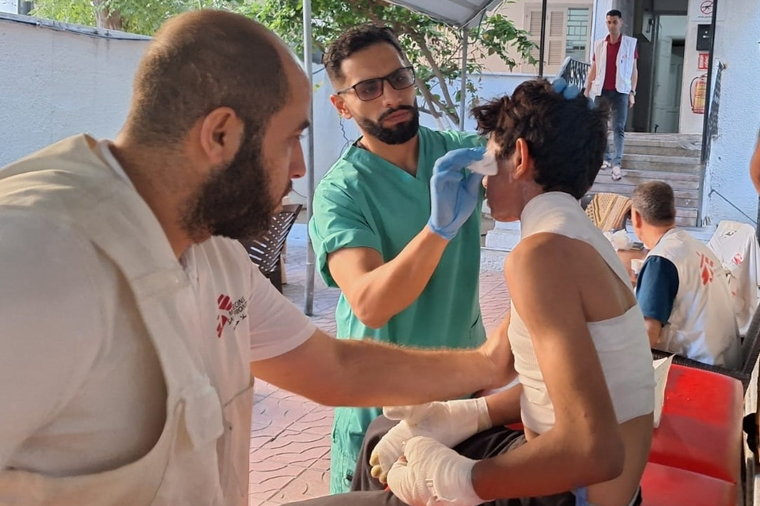 空爆によって重度のやけどを負った少年を治療するMSF現地スタッフの看護師（中央奥）ら＝2023年10月19日　© MSF