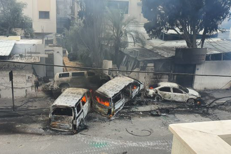 ガザ中心部のMSF事務所前で攻撃を受けて破壊された、MSFの車両4台＝2023年11月20日　© MSF