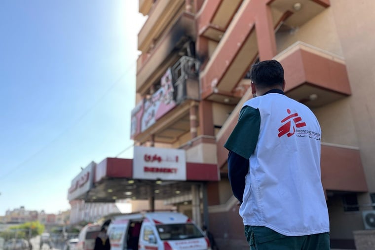 攻撃を受けて損壊した、ガザ南部のナセル病院を見つめるMSFスタッフ=2025年3月24日　© MSF