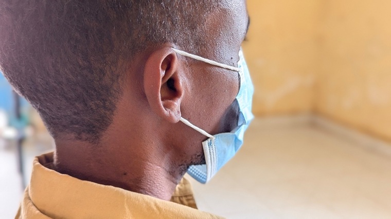 結核を患った21歳の男性。6時間かけてムドゥグ地域病院にたどり着いた＝2026年3月10日　© Mohamed Abdirahman/MSF