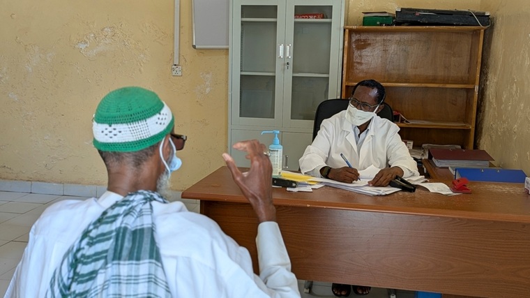 ガルカヨにある結核病院で診察を受ける男性＝2026年3月10日　© Mohamed Abdirahman/MSF