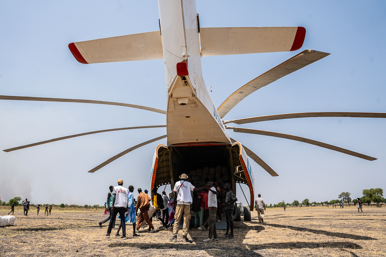 チュイルに運ばれてきた援助物資を降ろすMSFスタッフら＝2026年3月6日　© Isaac Buay/MSF