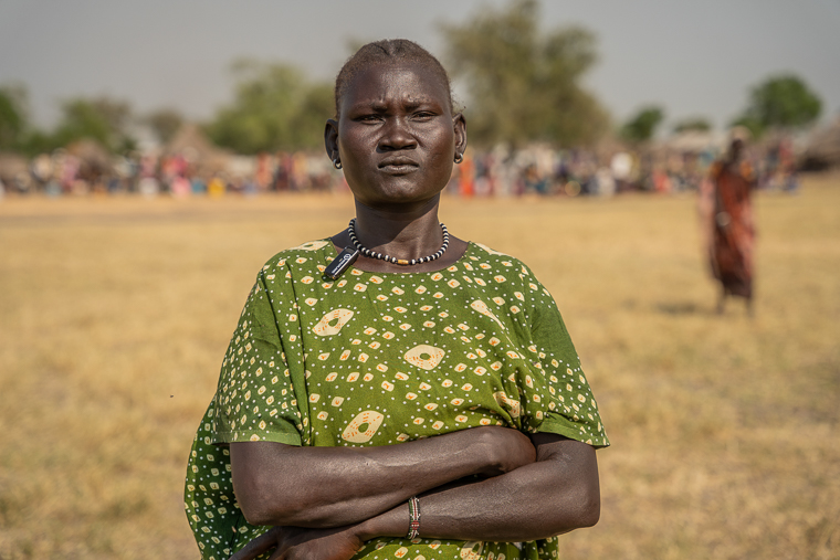 南スーダンの避難民で3児の母親ニャマイ・ルオットさん。「避難して森の中を歩いているとき、少女数人が武装集団に連れていかれました。彼女たちが受けた被害は言葉にできません」と証言する＝チュイルで2026年3月7日　© Isaac Buay/MSF