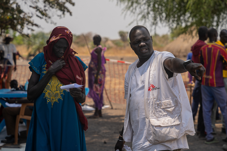 タナクアッチの移動診療で患者（左）を案内するMSFスタッフ＝2026年3月10日　© Isaac Buay/MSF