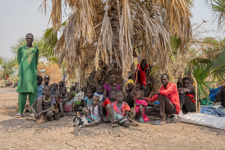 ジョングレイ州のタナクアッチに逃れ、ヤシの木の下に身を寄せて暮らす人びと＝2026年3月10日　© Isaac Buay/MSF