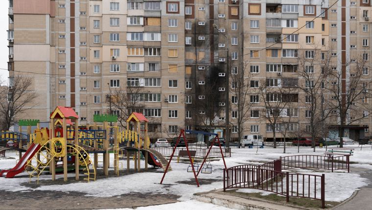 ロシアによる攻撃の傷跡が見えるキーウ市内の高層アパート © MSF