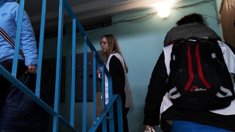 住民を訪問するため、高層アパートの階段を上るMSFスタッフ © MSF 