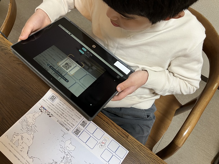 QRコードを読みこんで……