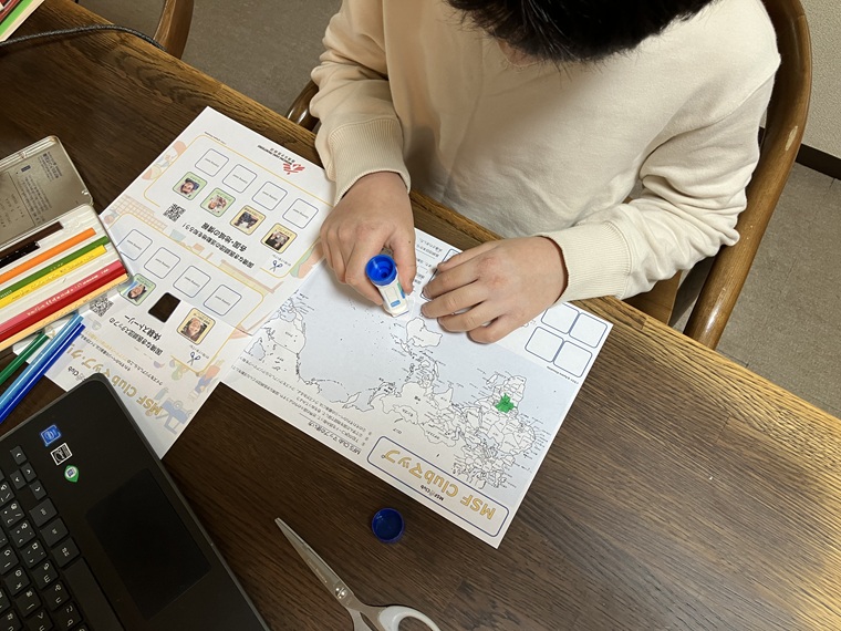 うら側にのりをぬりぬり……