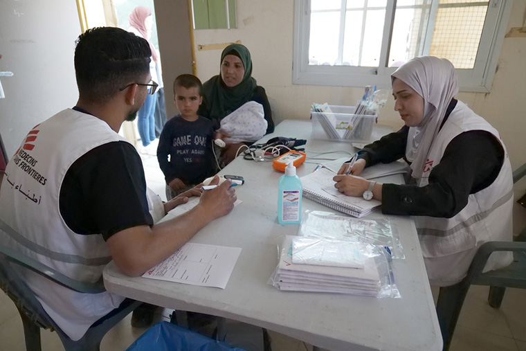 西岸のマサーフェルヤッタ地域における移動診療で、心のケアをするMSFスタッフ=2025年5月13日　© MSF