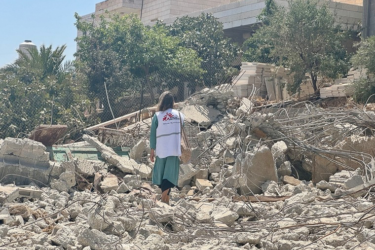 イスラエル軍によって破壊された西岸の民家。国境なき医師団（MSF）のスタッフががれきの上を歩いて視察する＝2025年8月3日　© MSF