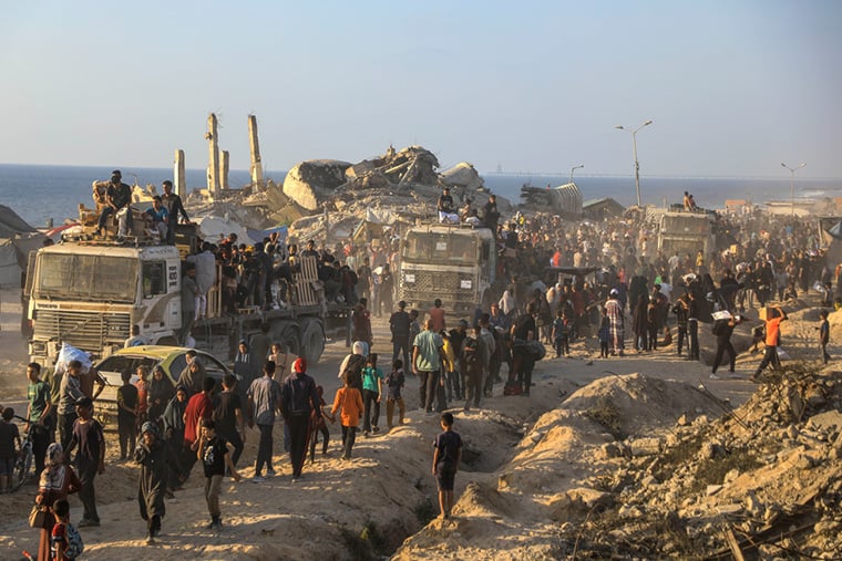 パレスチナ・ガザ地区の配給所で、命がけで食料を得ようとする人びと＝2025年7月25日　© MSF