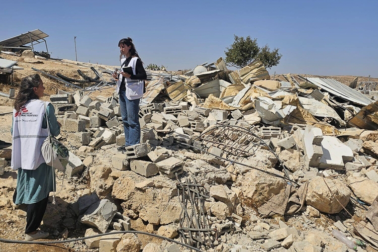 パレスチナ・ヨルダン川西岸地区でイスラエルに破壊された街を調査する国境なき医師団（MSF）のスタッフたち＝2025年9月22日　© MSF