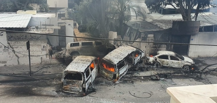 2023年11月、ガザ地区のMSF診療所前で、MSFの車両5台がイスラエル軍に破壊され、診療所の建物も銃撃で被害を受けた。いずれの車両にもMSFのマークが明確に描かれていた　Ⓒ MSF