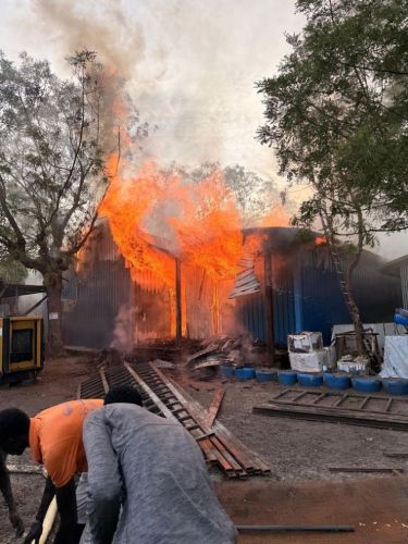 2025年5月3日、南スーダンのオールド・ファンガクで、空爆されて炎が上がったMSFの病院　Ⓒ MSF 
