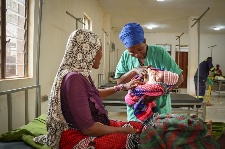 ンドゥタ難民キャンプにあるMSF病院の産科病棟で生まれた赤ちゃん＝2025年6月20日　© Eugene Osidiana/MSF