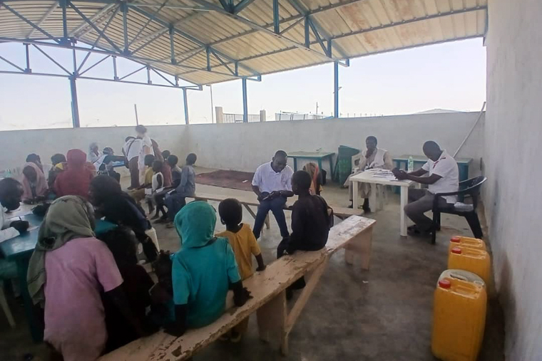 MSFがティネの一時滞在キャンプで実施した大規模なワクチン接種＝2026年3月　© MSF