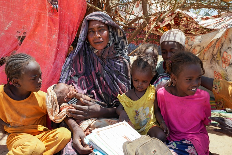 スーダンでの戦闘から逃れ、チャドの難民キャンプで暮らす家族。母親は避難の最中に8人目の子どもを出産した。夫とは途中ではぐれてしまい、今も行方が分からない＝2025年6月12日　© Julie David de Lossy/MSF