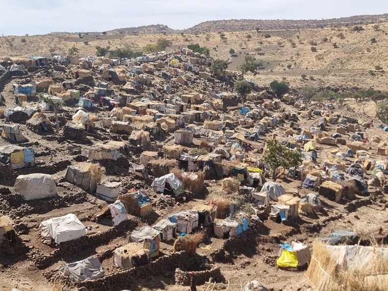 仮設住居が立ち並ぶスーダン・南ダルフール州の国内避難民キャンプ＝2026年2月10日　© Julie Melichar/MSF