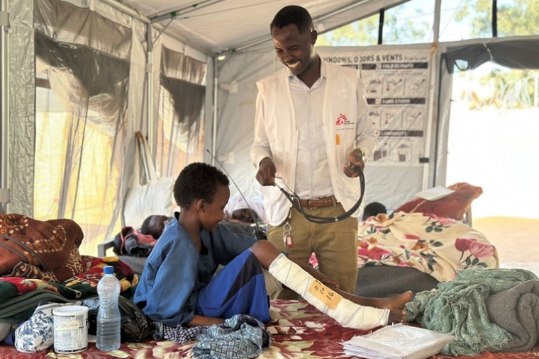 北ダルフール州タウィラの病院で、子どもを診察するMSFの医師＝2026年3月8日　© Cindy Gonzalez/MSF