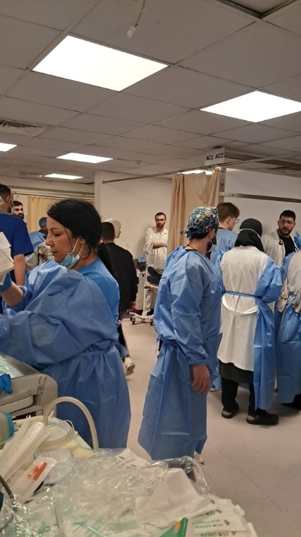 次々と患者が運び込まれる中で対応に当たる医療スタッフ　Ⓒ MSF