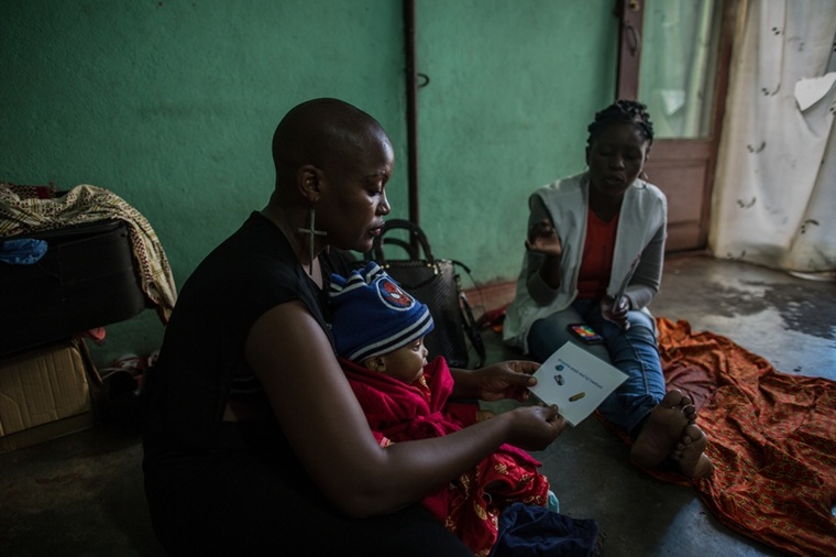 MSFスタッフから、HIVの暴露前予防について説明を受けるモザンビークのセックスワーカーの女性　© Morgana Wingard/NAMUH