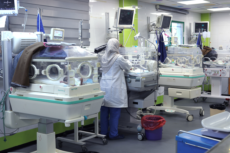 ナセル病院の新生児集中治療室には多くの赤ちゃんが入院している＝2024年12月29日　© Nour Alsaqqa/MSF