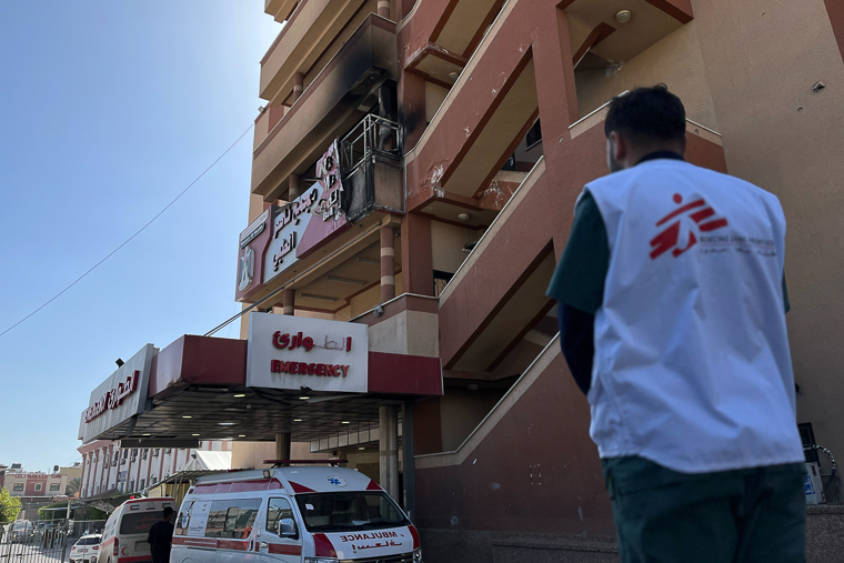 2025年3月23日にイスラエル軍によって攻撃を受けたナセル病院。MSFスタッフが建物前で立ち尽くしている＝同月24日　© MSF