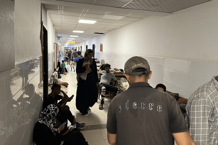 ナセル病院ではベッドが足りないほど患者が集まり、廊下や屋外にまであふれている＝2025年8月12日　© MSF