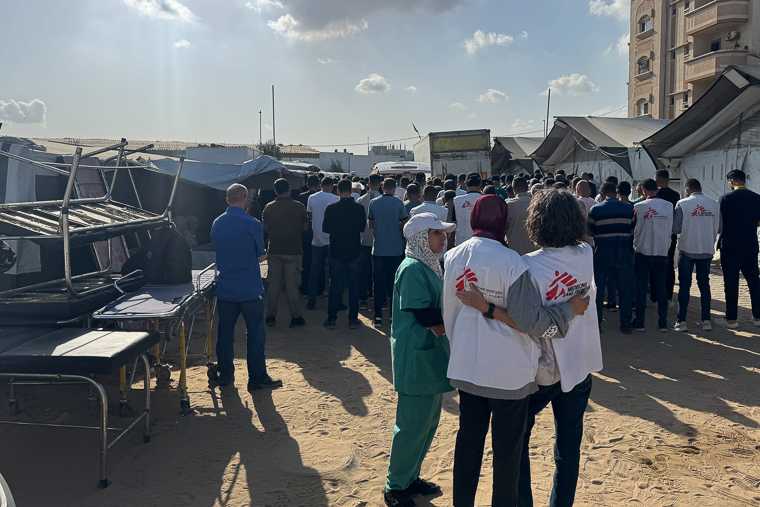 遺体が埋葬のために墓地へと運ばれる際、ナセル病院の外で人びとが集まり祈りをささげた＝2025年10月5日　© Nour Alsaqqa/MSF