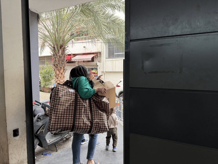 避難所で荷物を運ぶ人びと＝2026年4月17日　© MSF