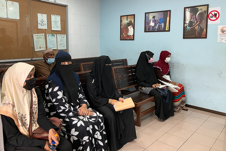 ペナン州の診療所で診療の順番を待つ女性患者たち。MSFは女性や子どもを対象に心のケアなどを提供している＝2024年6月27日　© MSF