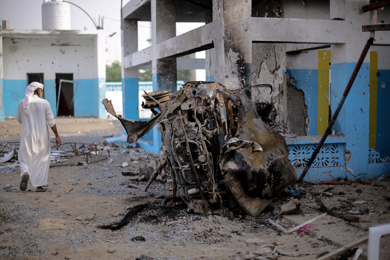 サウジアラビア主導の有志連合による空爆を受けたアブス病院。救急棟のそばで、焼け焦げた車の残骸がくすぶっている。爆弾は数メートルの範囲内に集中して着弾しており、狙われた可能性がある。病院が攻撃を受けないよう、所在地のGPS座標は同連合を含む紛争当事者に繰り返し伝えられていた。この攻撃により19人が死亡し、24人が負傷した＝イエメン北西部ハッジャ県で2016年8月19日　© Rawan Shaif/MSF