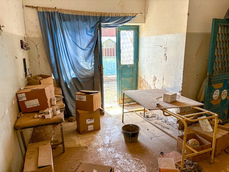 内戦で使用できなくなったバシャール大学病院内のHIVケアユニット　© Kristen Poels/MSF