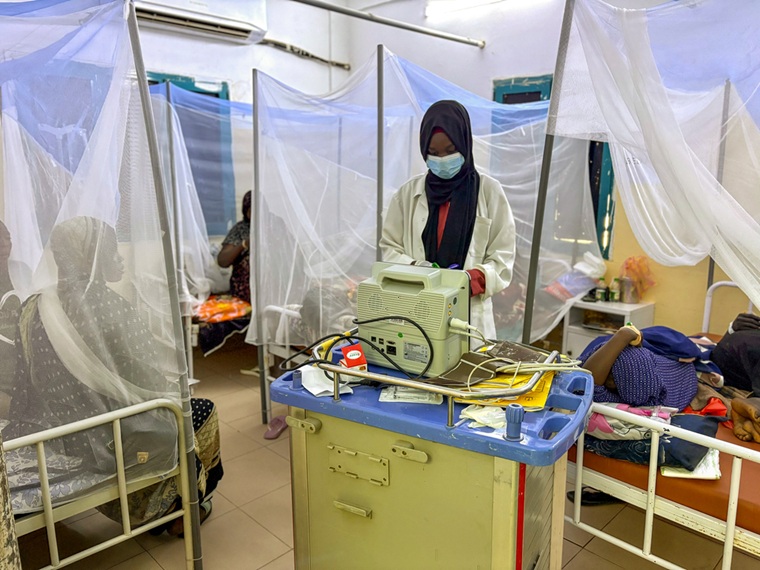 バシャール大学病院で、患者のモニターをチェックする医療スタッフ　Kristen Poels/MSF