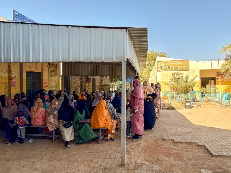 バシャール大学病院の前で診察を待つ人びと　© Kristen Poels/MSF