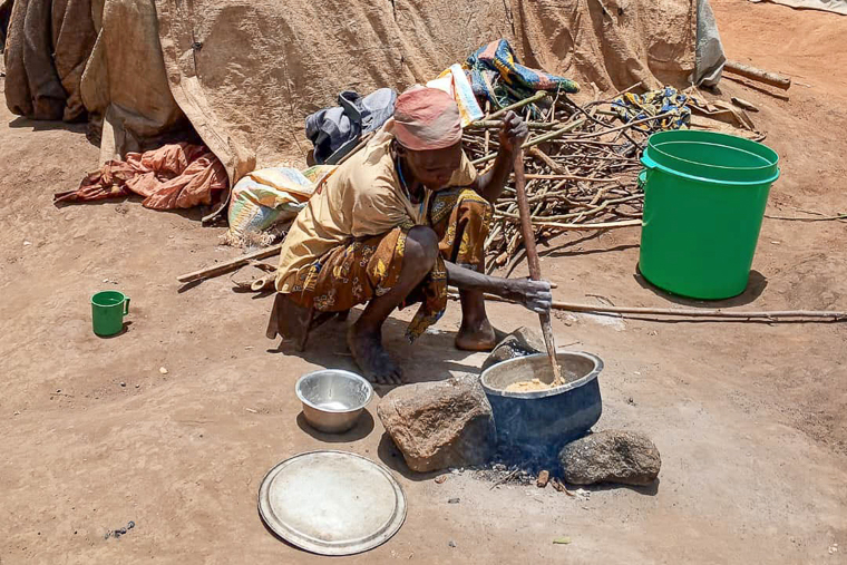 プレーヌ・サボのキャンプ内で食事の用意をする避難民女性＝2026年4月16日　© MSF