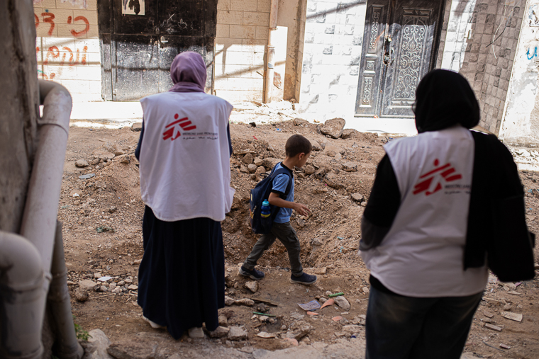 イスラエル側による暴力におびえるヨルダン川西岸の人びとのため、難民キャンプを訪れて心のケアをするMSFスタッフら＝2024年9月12日　© Alexandre Marcou/MSF