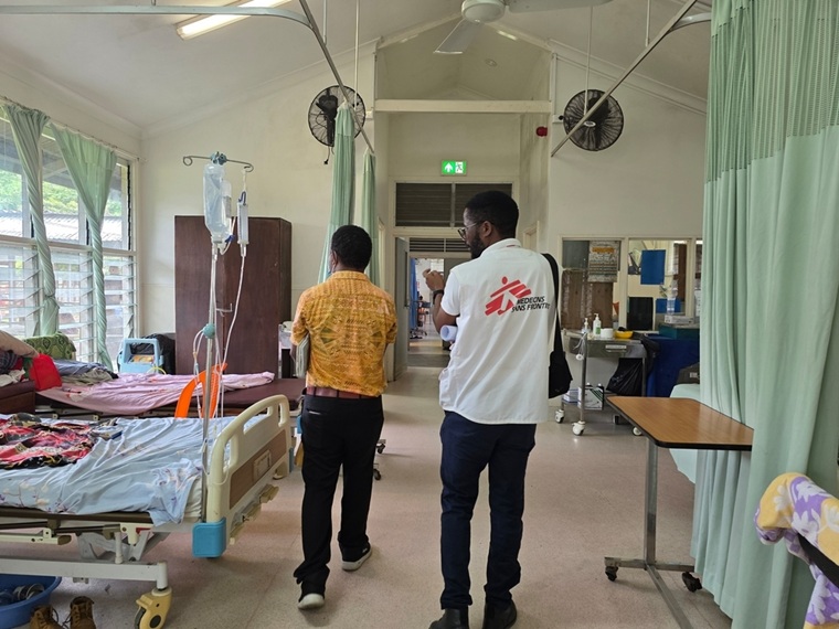 アンガウ病院の緩和ケア病棟内を見回るMSFスタッフと医師＝2026年3月18日　© MSF