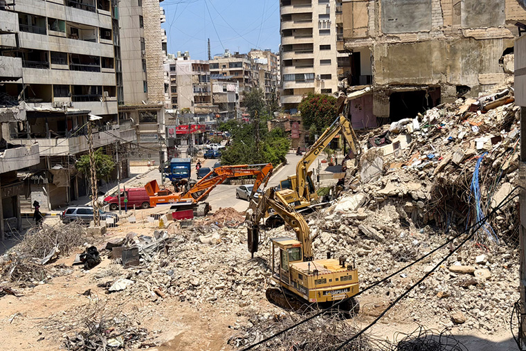 イスラエルの攻撃で建物が破壊された後に行われる、大規模ながれき撤去作業＝2026年5月22日　© Kristen Poels /MSF