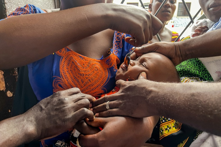 マラリアの予防薬を飲むブルンジの子ども　© Dorine Niyungeko/MSF