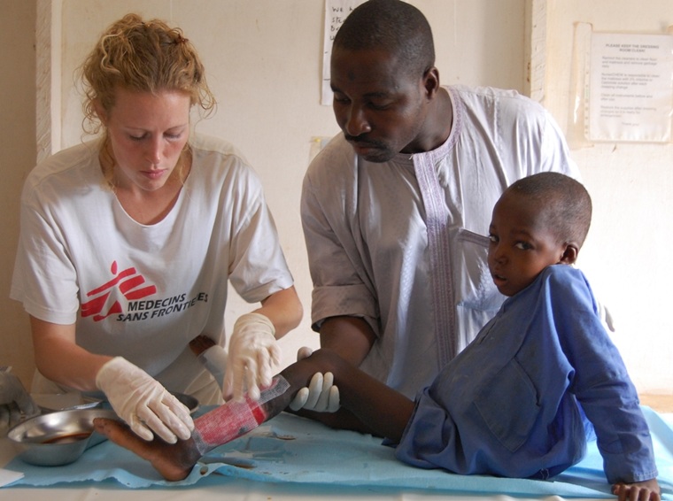 ヘビにかまれたナイジェリアの男の子　© Lindsey Mackenzie/MSF