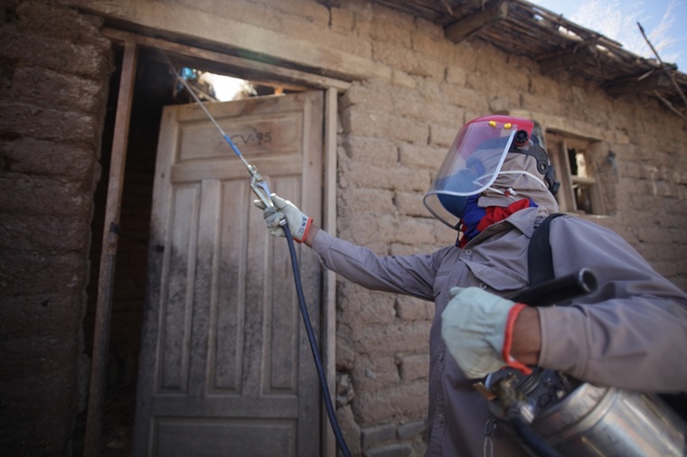 ボリビアでサシガメの駆除（くじょ）を行うMSFスタッフ　© MSF
