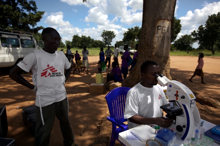 南スーダンで検査結果を確認するMSFスタッフ　© John Stanmeyer/VII