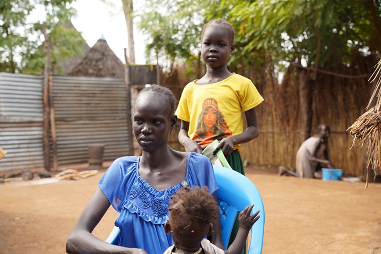 ニャバンさん（後）と母親のニャクメさん　© Metasebia Teshome/MSF