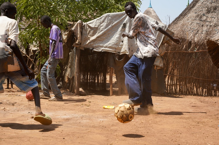 友人とサッカーを楽しむカンさん（右）　© Metasebia Teshome/MSF