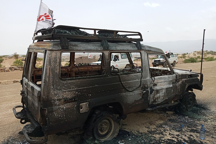 3人のスタッフが乗っていた車両＝2021年6月25日　© MSF