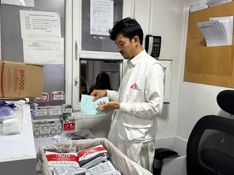 栄養失調の患者に処方する栄養治療食や医薬品を準備するMSFスタッフ＝2026年6月21日　© Nazia Kamal/MSF