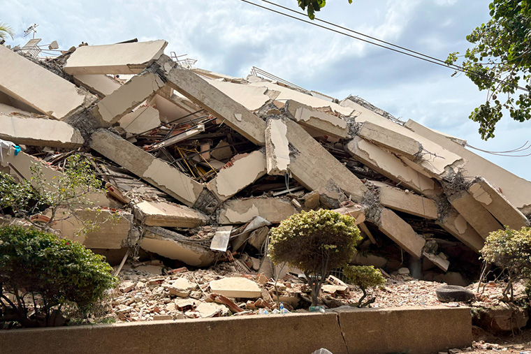 地震により倒壊した建物。被災地では多くの建物が深刻な被害を受けた＝2026年6月28日　© Mariana Zupo/MSF