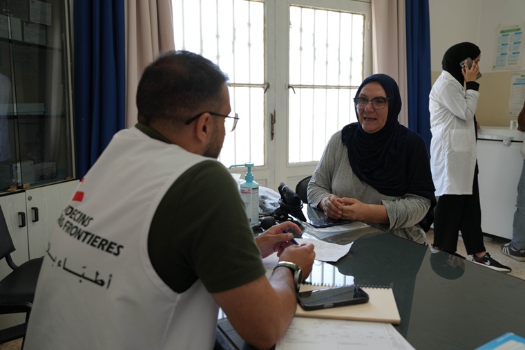 MSFの移動診療を訪れたリナさん（奥）＝2026年6月25日　© Maryam Srour/MSF